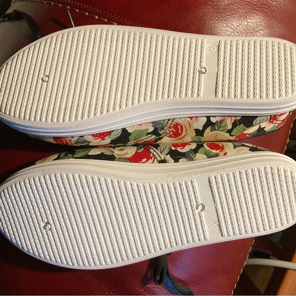 New size 8 women’s canvas sneakers - Picture 3 of 5